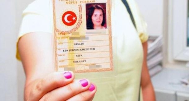 Üniversiteli kızın kimliğini gören şaşkına dönüyor