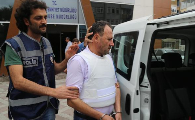 Hasmını bıçaklayarak öldürdü