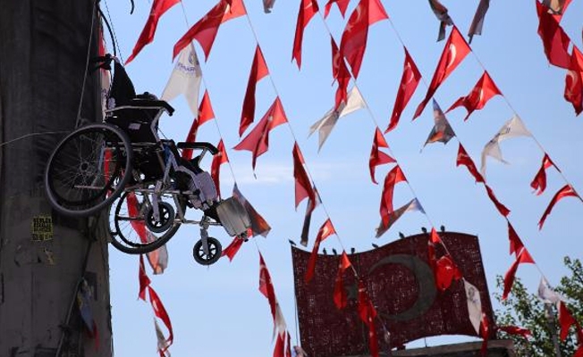 Göndere tekerlekli sandalye çektiler