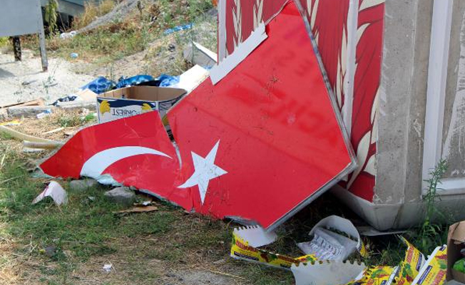 Türk bayrağını çöpe attılar