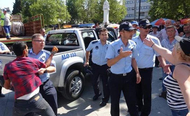 Zabıtaya el arabasını vermemek için direndi