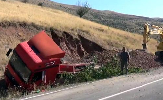 Kepçeyle TIR'ı yanmaktan kurtardı