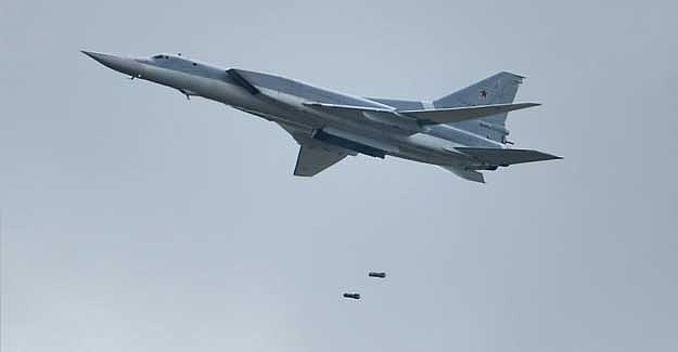 Rus bombardıman uçakları Suriye'de IŞİD'i vurdu