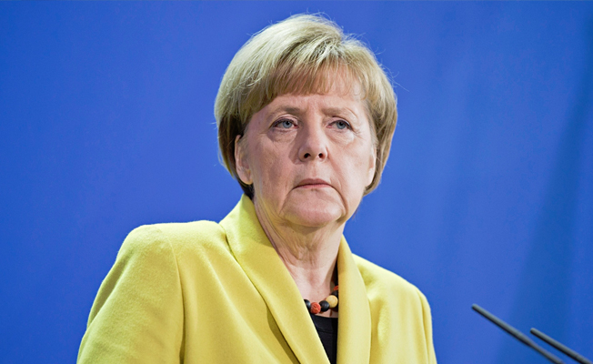 Miting sırasında Merkel’e saldırı!