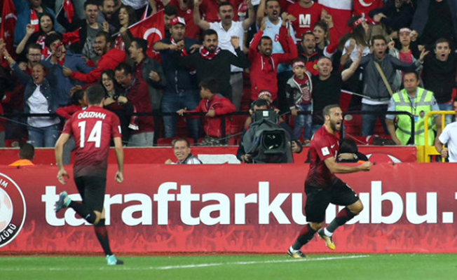 Türkiye, Hırvatları devirdi: Umutları son 2 maça taşıdı!