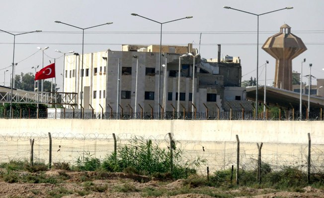 ABD bayrakları ve YPG flamaları kaldırıldı