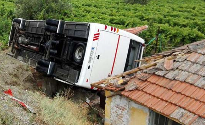 Midibüs şarampole devrildi: 26 yaralı