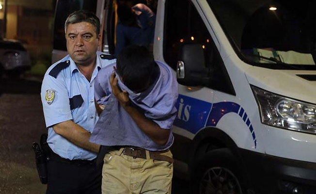 Ailesiyle yolculuk eden polis, cam silen kişiler tarafından darp edildi