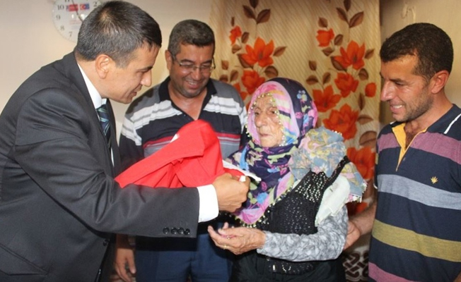 90 yaşındaki nine çöpe atılan bayrağa dayanamadı, çıkardı, defalarca öptü