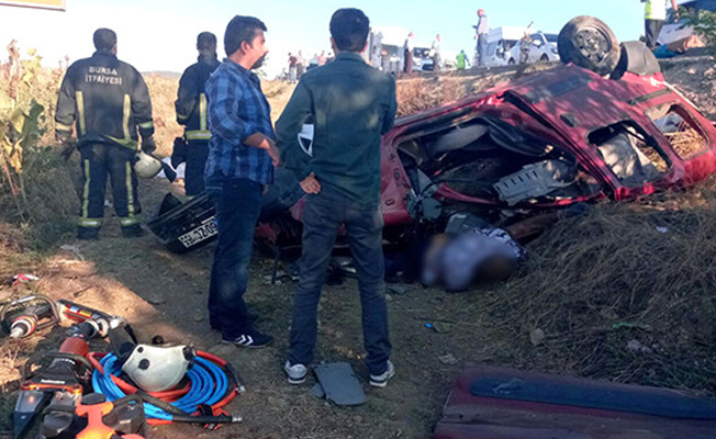 Son dakika... Minibüs ve ticari araç çarpıştı,  ölü ve yaralılar var...