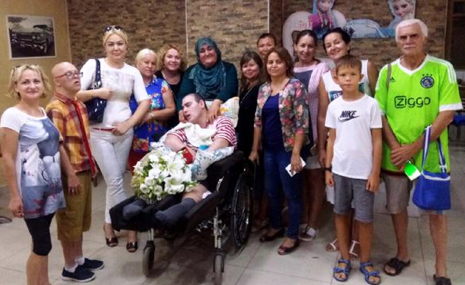 Türk ve Rus anneler 'Umut' için pasta kesti
