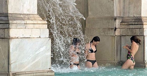 400 yıllık tarihi çeşmenin içinde bikiniyle serinlediler!