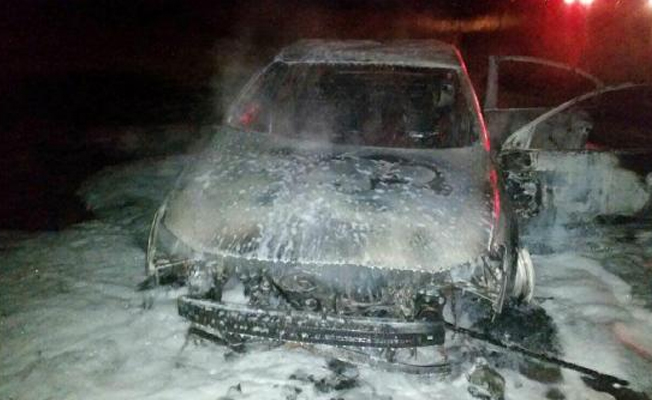 Kayalıklara çarpan otomobil alev topuna döndü