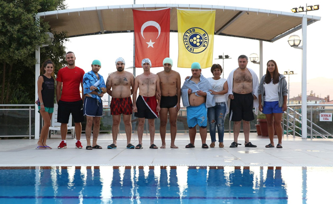 Engelleri kulaç atarak aşıyorlar