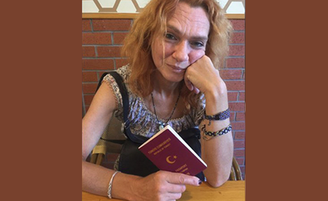 Aslı Erdoğan pasaportuna kavuştu