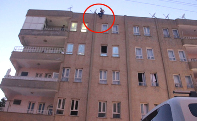 7 katlı apartmanın çatısından atlayacakken arkadaşı kurtardı!