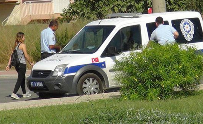 Polisi görünce arabayı da kadın arkadaşını da bırakıp kaçtı
