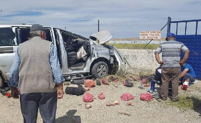 Minibüs, fabrika duvarına çarptı: 3 ölü 7 yaralı