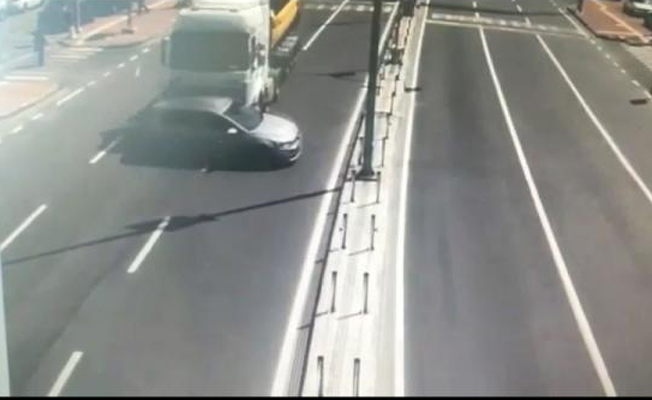 TIR otomobile çarptı: 1 yaralı