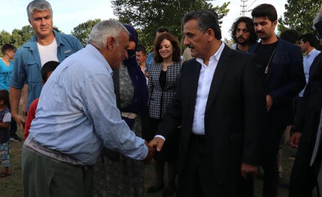 Fındık işçileri ile görüşen Vali: Kürt Türk kavgası çıkarmaya çalışıyorlar