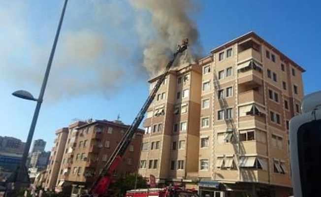 Ataşehir'deki binanın çatısı alev alev yandı