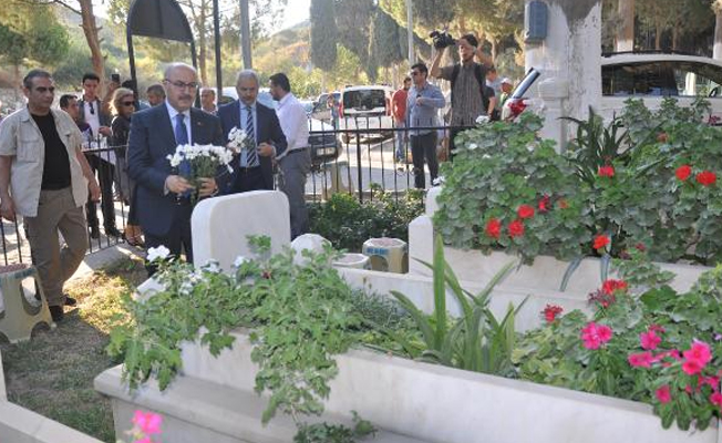 Vali Recep Yazıcıoğlu mezarı başında anıldı