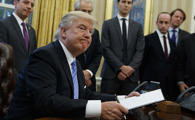 Trump, Küba’ya ticari ambargoyu 1 yıl uzattı