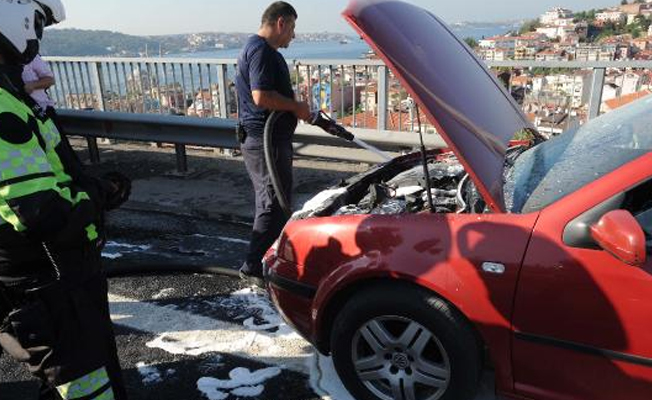 İstanbul'da köprüde çıkan yangın ile trafik felç oldu 