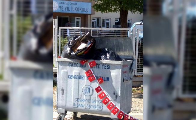 Okul önündeki çöpe atılan Türk bayrakları tepki çekti!