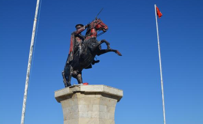 Atatürk heykelinin düşen kılıcının yerine yenisi konuldu