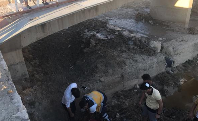 Köprüde yürürken 4 metre yüksekten düştü