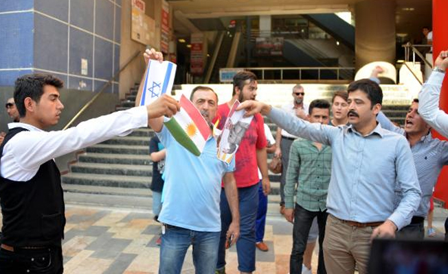 Tekbir getirerek İsrail bayrağı, Kürdistan bayrağı ve Barzani fotoğrafı yaktılar