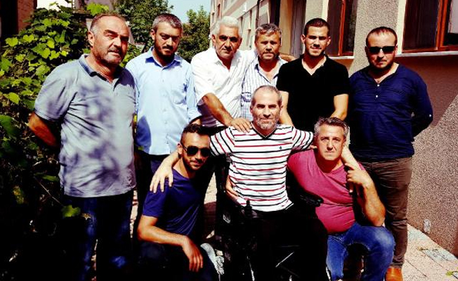 MS hastasına, arkadaşları akülü sandalye hediye etti