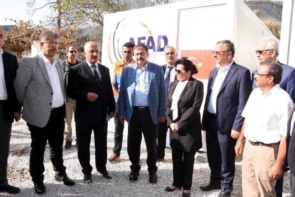 Bakan Eroğlu, yangının vurduğu Zeytinköy'ü ziyaret etti