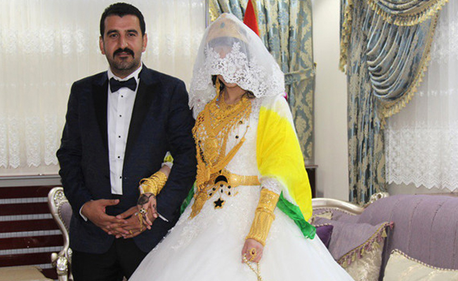 Bileklerinde yer kalmayınca bilezikleri beline bağladılar