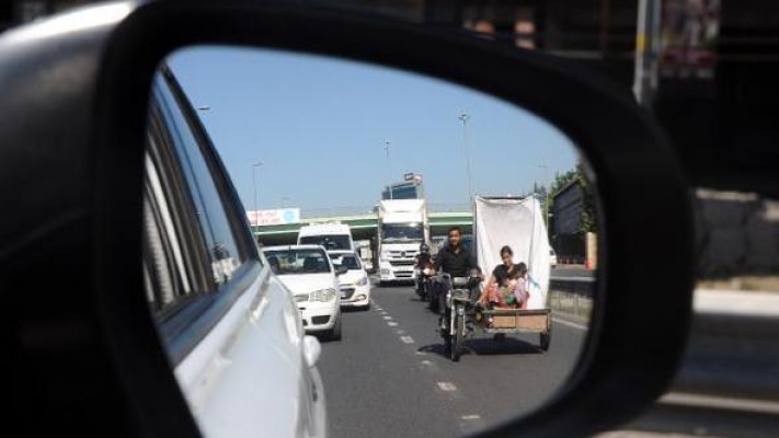 Bütün ailesini sepetli motosiklete bindirdi
