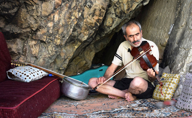 40 yıldır mağarada yaşayan vatandaşın tek dostu kemanı ve cümbüşü!