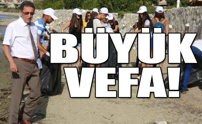 CHP'li başkan, liselilerle birlikte sahilde çöp topladı!