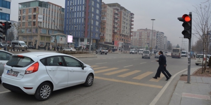 Kırmızı ışık ihlalinin tekrarında ehliyete geçici olarak el konulacak