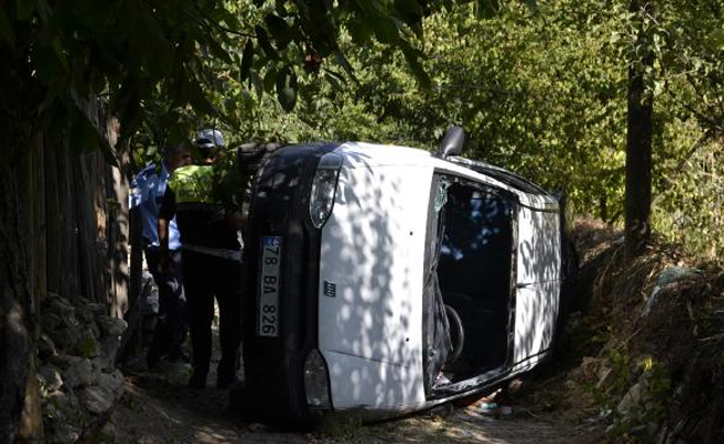 Karabük'te otomobil devrildi: 2 yaralı