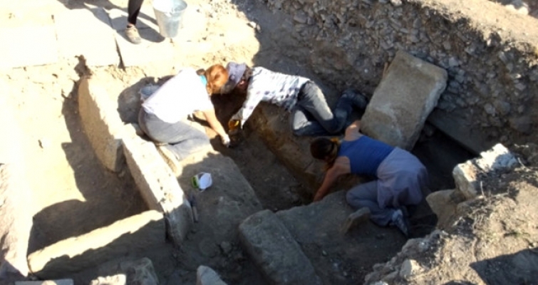 Balıkesir'deki kazılarda bin 200 yıllık kilise bulundu