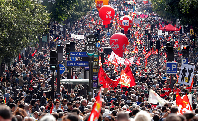 Paris’teki protestolarda polis ile göstericiler arasında arbede yaşandı
