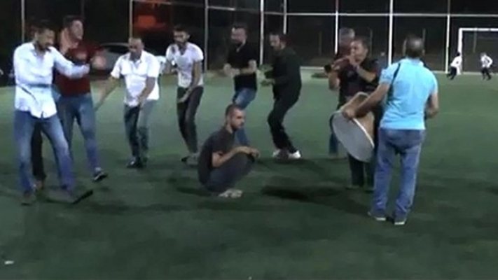 Sivaslı gençler halay çekmek için halı saha kiraladı!