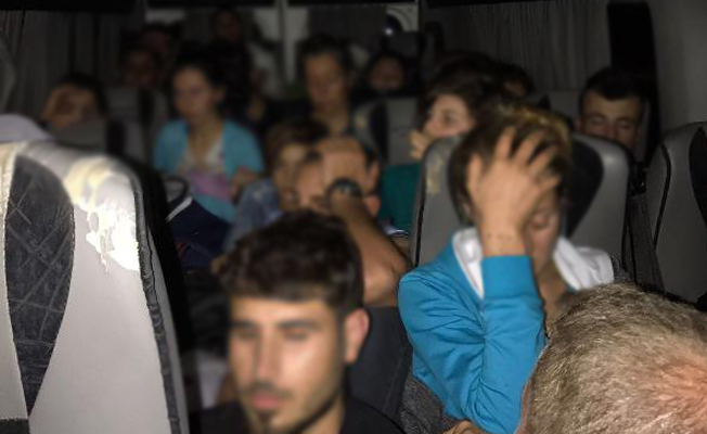 Okul servisine kaçak göçmen operasyonu!