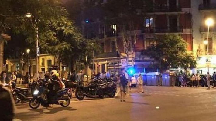 Barcelona'da terör operasyonu: Caddeler kapatıldı, metro durdu!