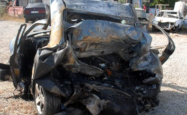 Polisin durdurduğu otomobile minibüs çarptı, çıkan yangında 2 kişi öldü