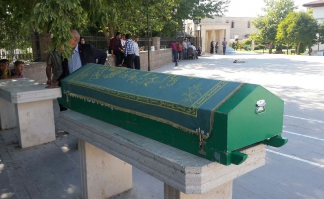 Son kez bakmak istedi... Tabuttaki kardeşi değildi!