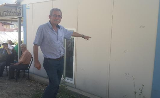 Kahvehane ile minibüse ateş açtılar