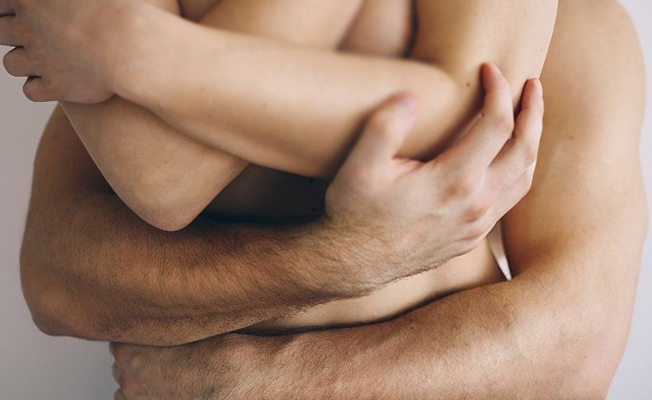 Bilim insanları: Düzenli seks insanı gençleştiriyor