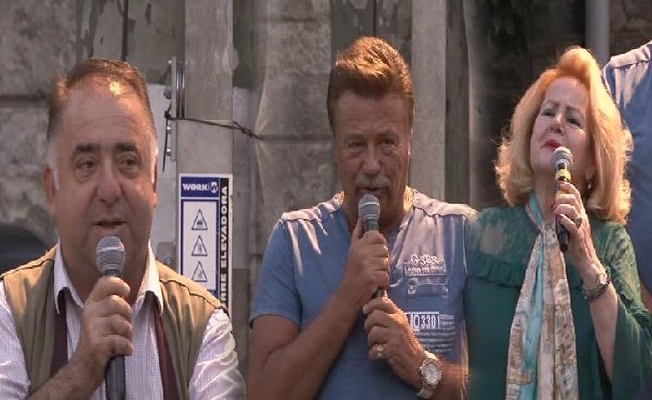 Darülaceze sakinleri yazlık sinema gecesinde Yeşilçam oyuncularıyla buluştu